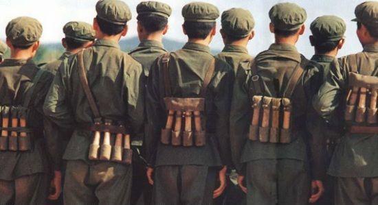 图片:我军战士很长时间具有单兵火力不足的问题,手榴弹是其唯一的仰仗。