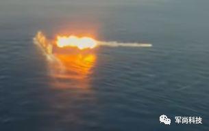 F/A-18E战机上拍摄的战术战斧巡航导弹击中目标靶船的影像