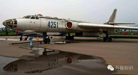 图片:空投了中国第一颗氢弹的4251号轰-6甲