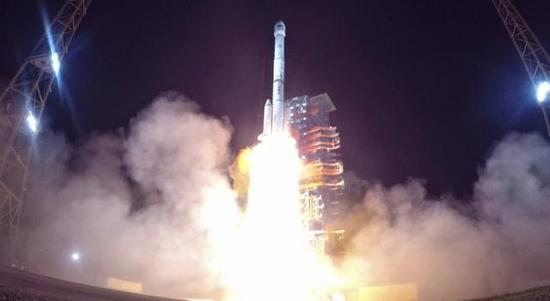 图为发射升空的长征三号乙火箭,该火箭是中国目前地球同步轨道上的投送主力。