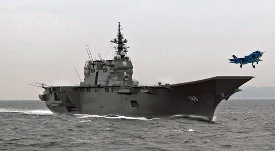 图为“出云”改装滑跃甲板,并搭载F-35B的想象图。