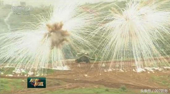 工兵在烟幕弹掩护下前出开辟通道