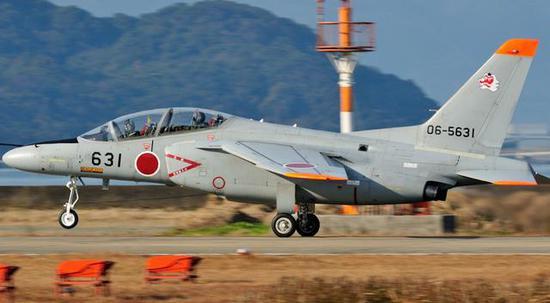 图为日本航空自卫队的T-4高级教练机,该机目前已经因为发动机缺陷停飞。