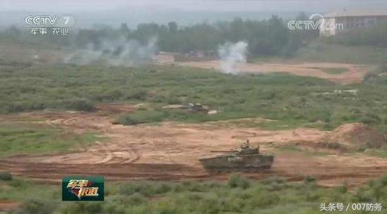 04A步兵战车协同步兵发起冲击