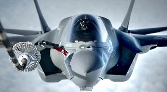 图为正在加油的F-35B战斗机,其采用了软管加油系统。