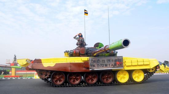 三哥的T-72M1产的晚,基本上是六瓣负重轮