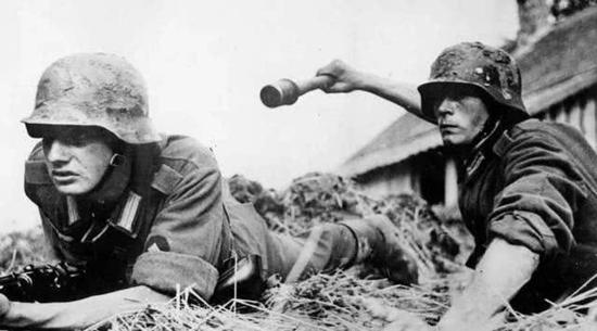 图片:这张著名的宣传照片中士兵扬起的就是M1924型长柄手榴弹。