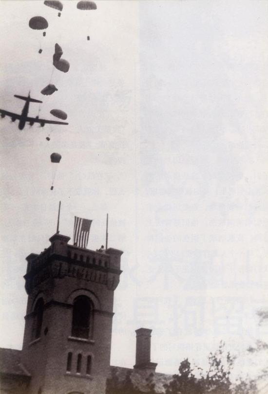 图片:美军B-24飞机乘员在潍县集中营上空伞降