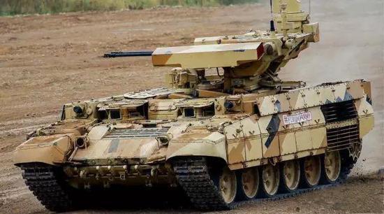 (在野外进行实地射击的BMPT-72“终结者2”坦克支援战车)