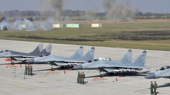 图为塞尔维亚空军的米格-29机队。两个先进三代机中队足以制造地区优势。