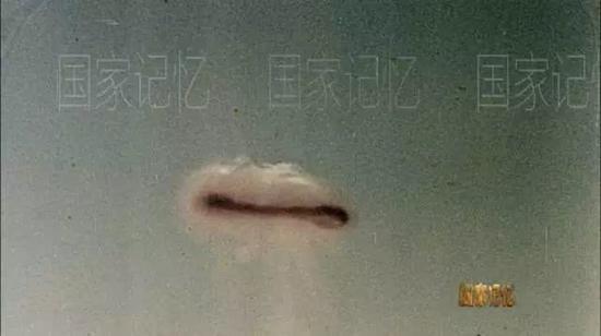 ▲1966年10月27日,中国首枚导弹核武器在罗布泊弹着区成功爆炸