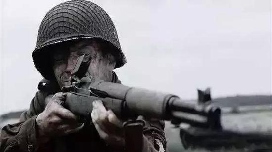 ▲《兄弟连》中用M1加兰德抵肩射击的温特斯,