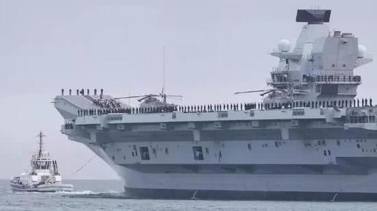 因为进水而被拖回港的英军新航母