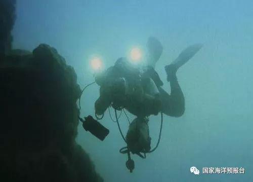 图为远眺龙洞。