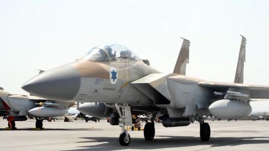 以色列空军的F-15战斗机,可以携带多种空地武器