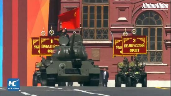 摩托上的士兵手执卫国战争时期方面军军旗