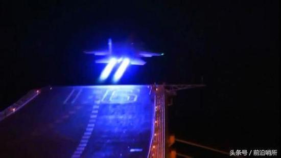 歼-15成功实现夜间起降