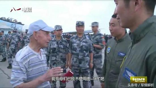 (苏联老教官与中国空军代表交谈)