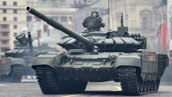 ▲红场阅兵式中的T-72B3型主战坦克