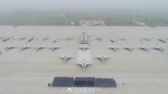 中国海军批量装备教练-10仪式现场的壮观画面