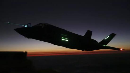 夜间空中加油需要灯光照明