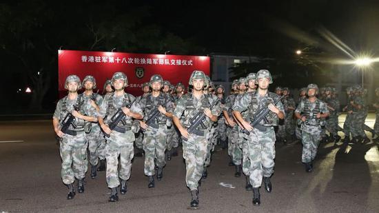 手持95-1的解放军驻港部队