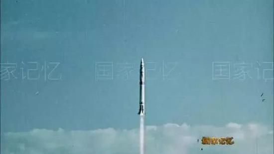 ▲1964年6月29日,改进型东风二号导弹成功发射