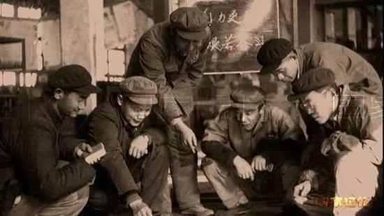 ▲金银滩的科研工作者们在研究技术方案
