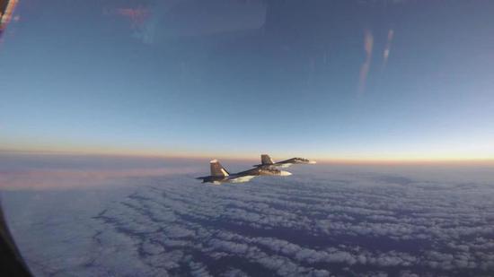 美国空军F-15战机在波罗的海拍摄到俄海军苏-30SM战机