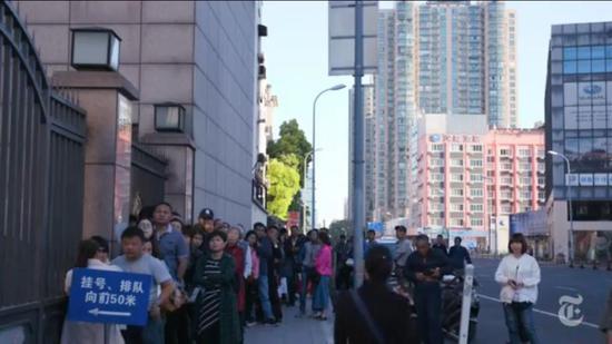 有人对着镜头抱怨,黄牛太多了 ,他们排队要等很久。