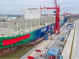 世界最大双燃料集装箱船在上海交付 比航母还长(图)