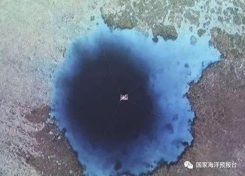 图为海洋专家穿潜水服对三沙永乐龙洞进行水下探查。
