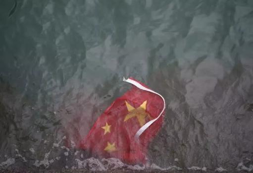 暴徒拆走国旗,扔入海中(视频截图)