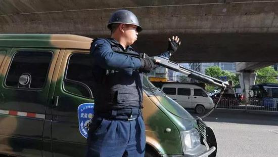 ▲押钞员的97式霰弹枪