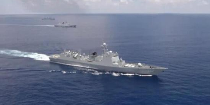 南海舰队大批军舰赴远海列阵 如阅兵式般壮观