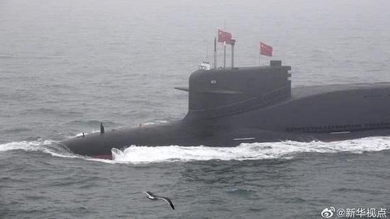 图片:海上阅兵中的长征10号核潜艇,注意只有一排排水口,静音效果更好。