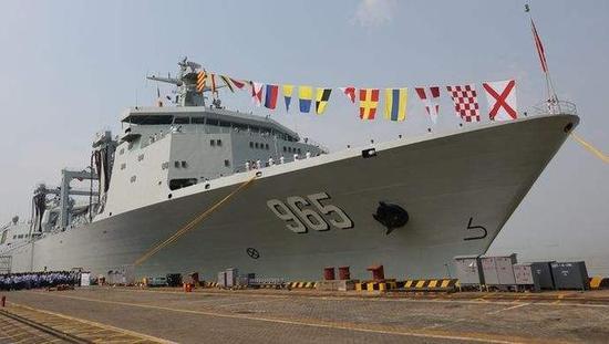 901型“呼伦湖”号补给舰