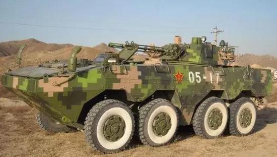 图片:09式步兵战车外层有薄附加装甲。