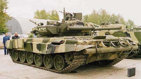 T90坦克仍保留了油桶挂架