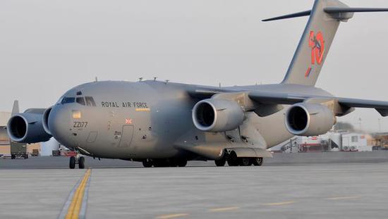 图为英国购买的C-17运输机,可见英国对于A400M项目的态度。