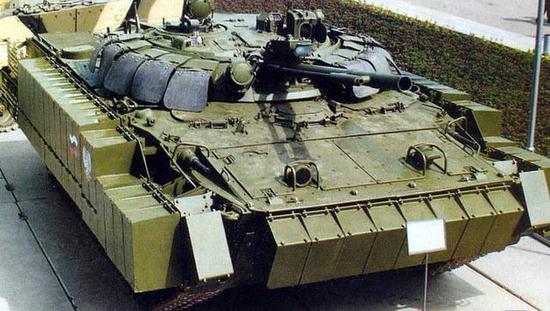 图为披挂反应装甲的BMP-3M步兵战车,类似装备能有效抵御破甲弹/碎甲弹。