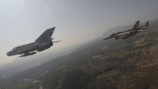 图为和克罗地亚空军米格-21“共舞”的以色列空军F-16。