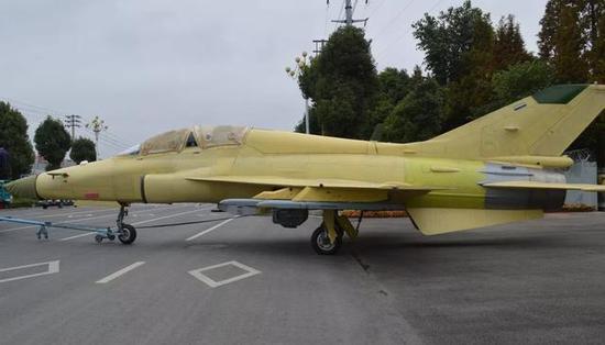 图为近期拖出厂房,即将交付客户的FTC-2000“山鹰”教练机。