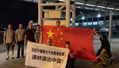 爱国爱港人士自发升旗。(陈青青/摄)