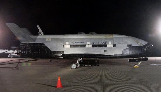 (完成试验返回地面的X-37B空天飞机试验飞行器)