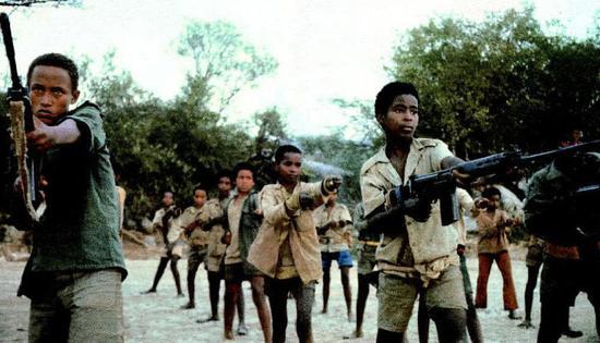 埃厄战争期间,少年兵正在进行突刺训练。