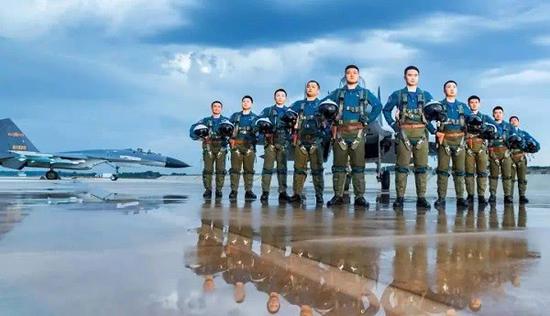 新世纪先锋大队4次获得空军对抗空战考核团体第一名,4名飞行员获得金头盔