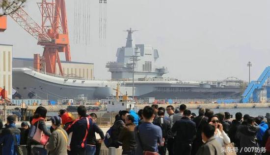 万人空巷看新航母