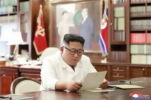 朝中社配发了一张金正恩正在读信的照片(图源:朝中社)