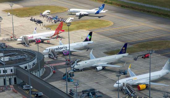 图为进驻图卢兹航站楼的A220-300客机(远),近处的客机为A320系列。